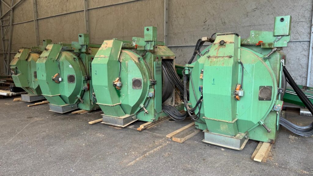 Pellet presses