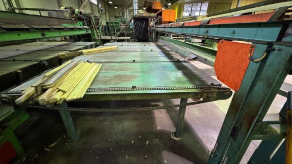 Цепной поперечный конвейер для досок