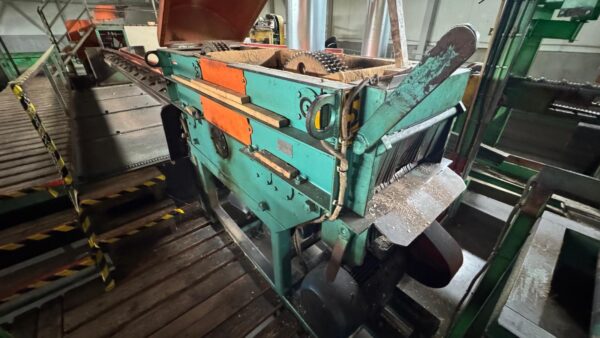 Malu zāģis ar izejas transportieri