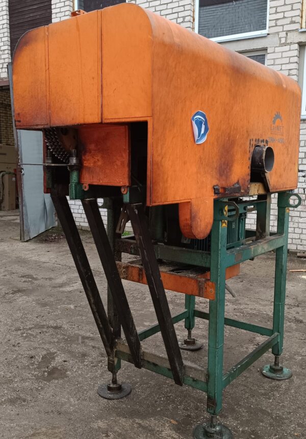 Horizontālais ripzāģis ar padeves un izvadīšanas transportieriem