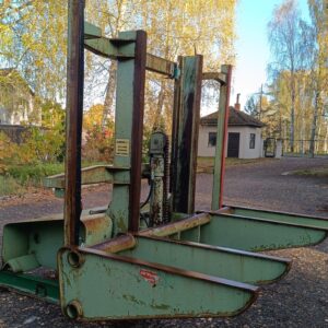 Dēļu paku sagāzējs