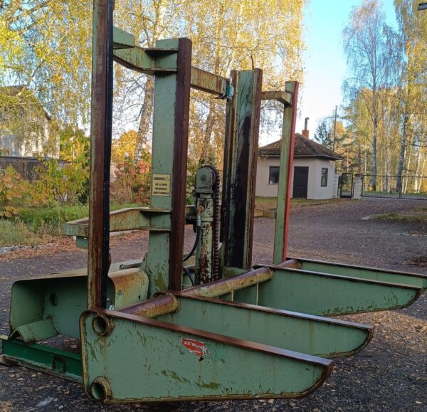 Board pack tilt hoist