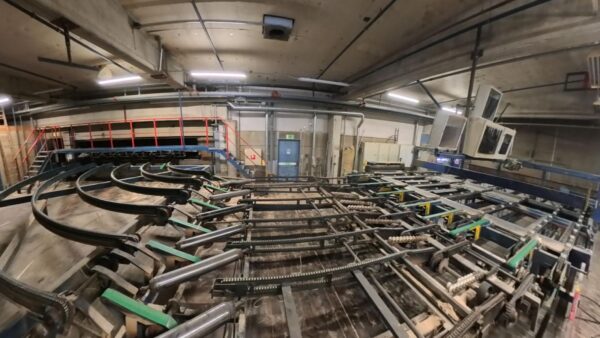 ALMAB green timber sorting line with 25 pockets and Siemens S7-400 control system