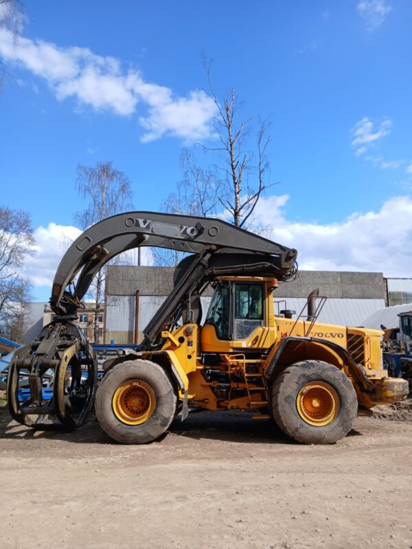 Колесный погрузчик Volvo L180F