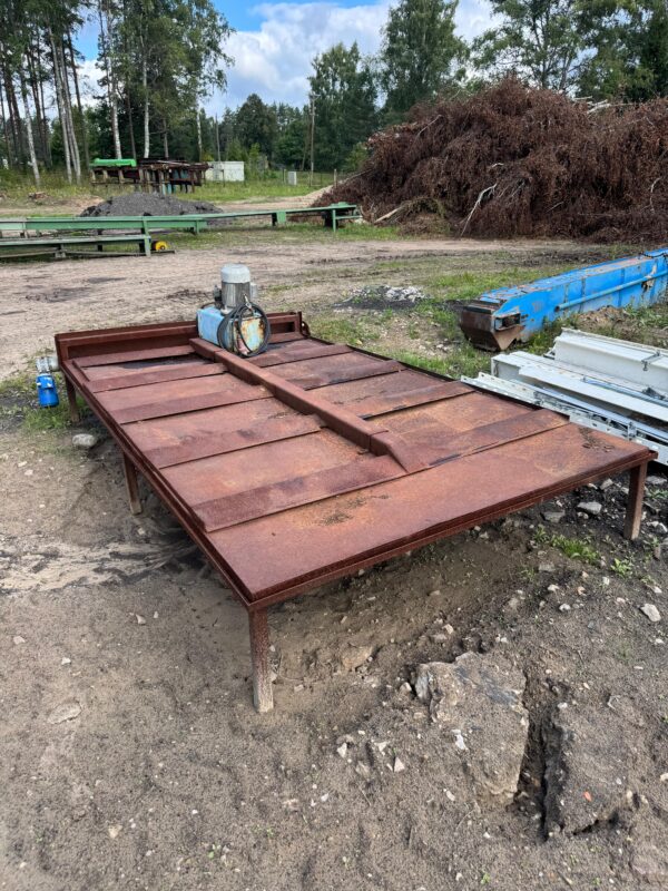 Log feed table